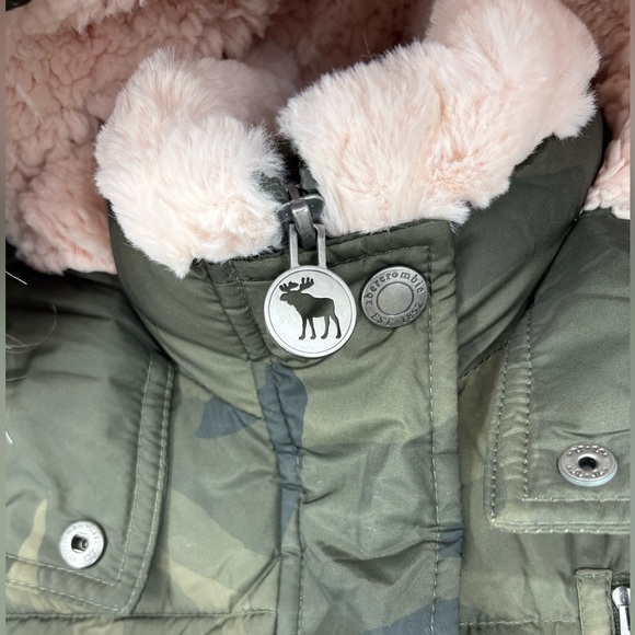 Abercrombie Kids Camouflage Puffer Jacket with Pink Faux Fur Lining - Picture 4 of 12
